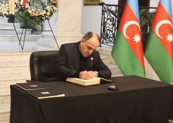 დავით ნარმანიამ აზერბაიჯანის საელჩოში გახსნილ სამძიმრის წიგნში ჩანაწერი დატოვა