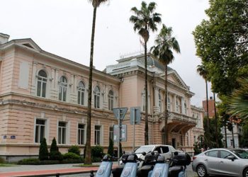 ბათუმის მერიის 15 თანამშრომელი ქართული ოცნების ანტიევროპულ გადაწყვეტილებას ემიჯნება