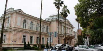 ბათუმის მერიის 15 თანამშრომელი ქართული ოცნების ანტიევროპულ გადაწყვეტილებას ემიჯნება