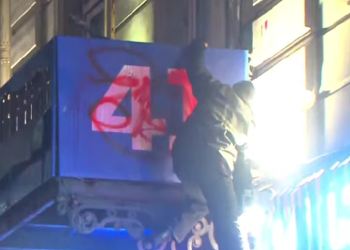 მომიტინგეებმა “ოცნების” ოფისიდან 41 ნომრიანი ბანერი ჩამოხსნეს, აღმართეს საქართველოსა და EU-ს დროშები