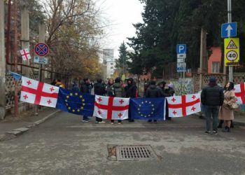 სახალხო პროტესტს კომაროვის სკოლის მოსწავლეები უერთდებიან