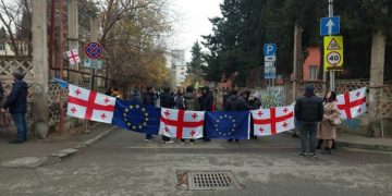 სახალხო პროტესტს კომაროვის სკოლის მოსწავლეები უერთდებიან