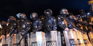 სპეცრაზმმა აქციის დაშლა და მონაწილეების დაკავება დაიწყო