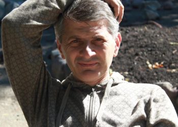 ,,ვიღაცის მარჯვე კამერამ არანაკლებ ოპერატიულად დააფიქსირა ერთმანეთის ბაგე-ტუჩებზე მიმკვდარი რუსი ასულები. ამით პირველი მოქმედება დასრულდა” – ზურა დათუაშვილი