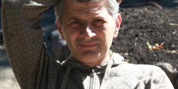 ,,ვიღაცის მარჯვე კამერამ არანაკლებ ოპერატიულად დააფიქსირა ერთმანეთის ბაგე-ტუჩებზე მიმკვდარი რუსი ასულები. ამით პირველი მოქმედება დასრულდა” – ზურა დათუაშვილი