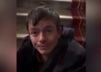 ბრიტანელ ტურისტს, რომელიც აქციის მონაწილე ეგონათ და დააკავეს, ათდღიანი პატიმრობა მიუსაჯეს