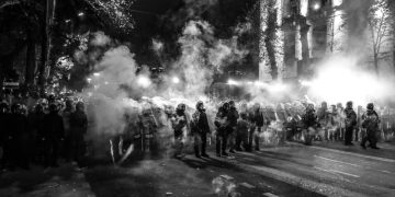 დაიწყო დაკავებები, ჩიტაძისა და ჭიჭინაძის ქუჩებზე სპეცრაზმი გამოჩნდა, განლაგდა წყლის ჭავლის მანქანაც