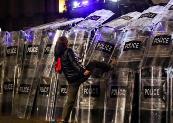 ქალი, რომელმაც გუშინ აქციაზე სპეცრაზმელების კორდონი გაარღვია, სასამართლომ 2600 ლარით დააჯარიმა