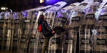 ქალი, რომელმაც გუშინ აქციაზე სპეცრაზმელების კორდონი გაარღვია, სასამართლომ 2600 ლარით დააჯარიმა