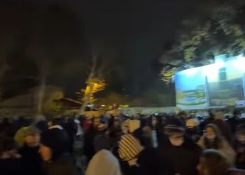 დარბევის შემდეგ აქციის მონაწილეები გმირთა მოედნისკენ მიდიან