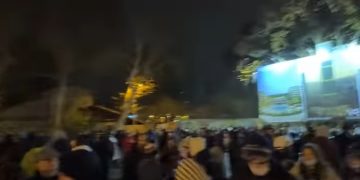 დარბევის შემდეგ აქციის მონაწილეები გმირთა მოედნისკენ მიდიან