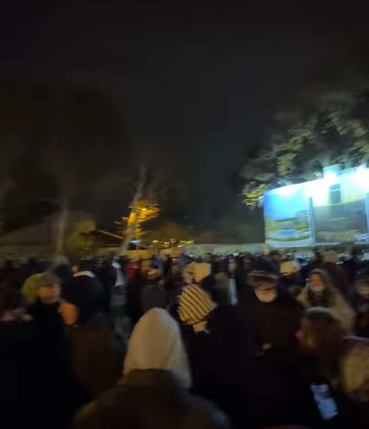 დარბევის შემდეგ აქციის მონაწილეები გმირთა მოედნისკენ მიდიან