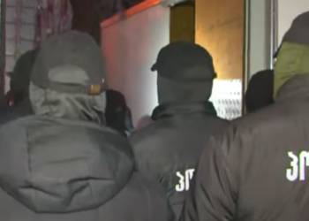 “გამოიტანეს აირწინაღები, ნიღბები , ფიზიოლოგიურები” – პოლიციელები ენმ-ს ოფისს ცლიან