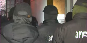 “გამოიტანეს აირწინაღები, ნიღბები , ფიზიოლოგიურები” – პოლიციელები ენმ-ს ოფისს ცლიან