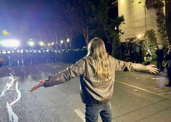 ახალგაზრდა ქალი, რომელიც სპეცრაზმის წინ იდგა, დააკავეს