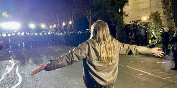 ახალგაზრდა ქალი, რომელიც სპეცრაზმის წინ იდგა, დააკავეს