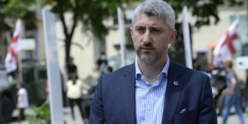 რესპუბლიკის მოედანზე ეკონომიკის მინისტრის ყოფილი მოადგილე, ნიკა ალავიძე და მისი შვილი დააკავეს