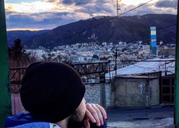 ,,ჩაკეცილს ხელები გამიკავეს და სახეში მუშტები და წიხლები მირტყეს, შემდეგ კი სურათები გადამიღეს ადამიანებმა, ვინც ალბათ ახალწელს ჯერ მხოლოდ ჩემს ცემაში პრემიად დარიცხულ 200 ლარად შემწვარ გოჭს მიიტანს” – სანდრო მეტრეველი