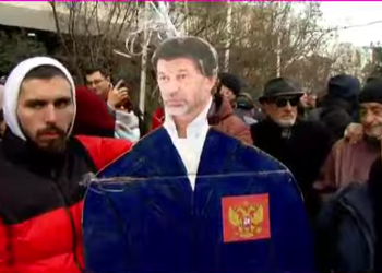 კალაძის ფიტული ჰაერში გაუშვეს, ფეხები კი მერიის შენობასთან დატოვეს