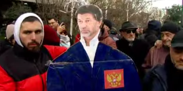 კალაძის ფიტული ჰაერში გაუშვეს, ფეხები კი მერიის შენობასთან დატოვეს