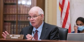 “გვერდზე უნდა დავუდგეთ ქართველებს” – კარდინი „ოცნების“ წინააღმდეგ ფინანსური სანქციების დაწესების საჭიროებაზე საუბრობს