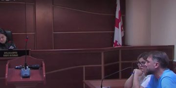 ,,პოლიციელს ვემუდარებოდი, არ დაეკავებინა გულწასული ადამიანი; მაგ დროს მომხვდა ხელკეტი და მეც გამიყენეს იმ ბიჭის გზას” – ბახუტაშვილი მოსამართლეს