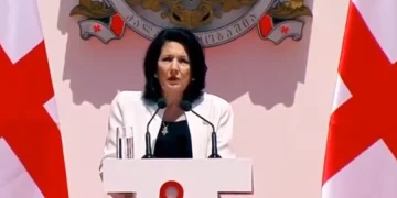 “მთავარსარდალიც” ჩვენ ქვეყანაში არაფერს ნიშნავს, რადგან მშვიდობიანობის დროს ჯარს თავდაცვის მინისტრი, ხოლო ომიანობის დროს – პრემიერ-მინისტრი ხელმძღვანელობს – ალექსანდრე რაქვიაშვილი