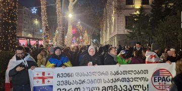 ქალთა მარშის მონაწილეს თავს დაესხნენ და ფიზიკურად გაუსწორდნენ