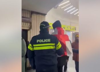 მეტროში პოლიცია საქართველოს დროშიან მოქალაქეებს აკავებს და ჩხრეკს