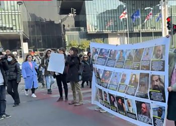 “გაიფიცე”– აქციის მონაწილეები იუსტიციის სახლიდან გამოყარეს