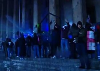 ისვრიან, თუ არა, პარლამენტიდან ხალხისკენ ქვებს და რატომ ჩააბნელეს შენობა?