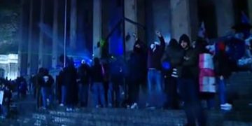 ისვრიან, თუ არა, პარლამენტიდან ხალხისკენ ქვებს და რატომ ჩააბნელეს შენობა?