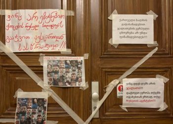 “დატოვეთ ევროპა, თქვე რუსეთის აგენტებო!” – ემიგრანტებმა ავსტრიაში საელჩოს კარზე ბანერები გააკრეს