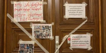 “დატოვეთ ევროპა, თქვე რუსეთის აგენტებო!” – ემიგრანტებმა ავსტრიაში საელჩოს კარზე ბანერები გააკრეს