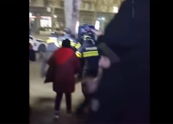 ადამიანებს მეტროებიდან იტაცებენ და დროშებს ართმევენ – ვიდეო