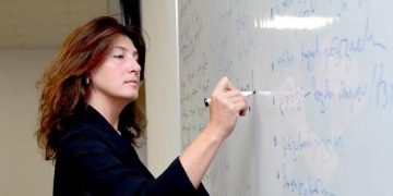 არ შემიძლია მშვიდად ვუყურო როგორ ხელაღებით უსწორდებიან გულანთებულ ბავშვებს – კლასიკური გიმნაზიის დირექტორი