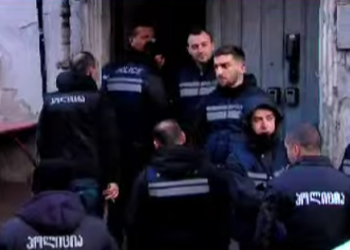 პოლიცია „გირჩის“ ოფისშიც შევიდა