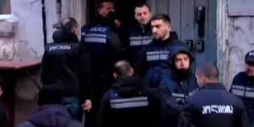 პოლიცია „გირჩის“ ოფისშიც შევიდა