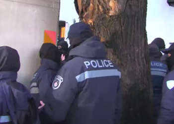 “დალუქეს კვერცხები, ლაზერები, პლედები, სნიკერსები” – რა მიაქვთ გირჩი/დროას ოფისიდან