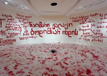 “ნაომარი ქალაქი ბოდიშს არ იხდის” – გორში საპროტესტო ინსტალაციის გამო ფოტოგრაფთა კლუბს მერიამ შენობის დაცლა მოსთხოვა