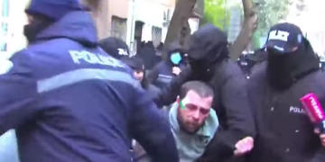 პოლიციამ გელა ხასაია ძალის გამოყენებით დააკავა