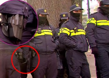 “არის ეს იარაღი, პოლიციელო?” – ფორმიანები ცეცხლსასროლი იარაღით და პასუხის გაცემის უფლების გარეშე – ვიდეოა