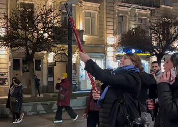 ვიდეო – ელენე ხოშტარია აქციას ფოიერვერკების სროლით შეუერთდა