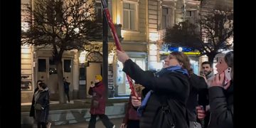 ვიდეო – ელენე ხოშტარია აქციას ფოიერვერკების სროლით შეუერთდა