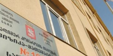 “ვგმობთ ევროინტეგრაციის შეფერხებას და ძალადობას“ – კომაროვის სკოლის მასწავლებლები და კურსდამთავრებულები