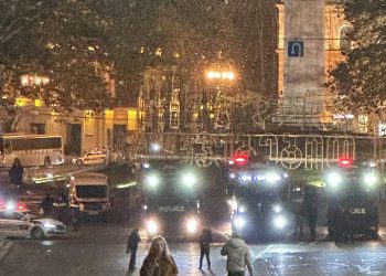 “მოლაგდნენ” – “თავისუფლების მოედნთან” წყლის ჭავლის მანქანები და სპეცტექნიკაა მობილიზებული