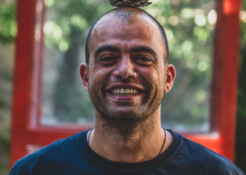 ფოტოგრაფს, რომელიც ევროპულ აქციებს აშუქებს, ნიღბიანები თავს დაესხნენ