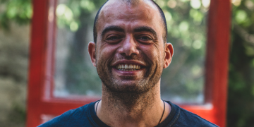 ფოტოგრაფს, რომელიც ევროპულ აქციებს აშუქებს, ნიღბიანები თავს დაესხნენ