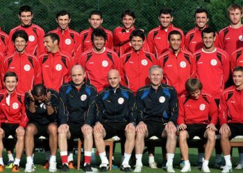 „ერთხელ დავწერე, შენი გუნდელი რომ მქვია, მრცხვენია-მეთქი…ახლა მთელ უკრაინას შერცხვა შენი“ – ალადაშვილი კალაძეს