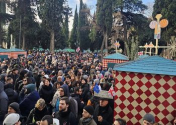 ორბელიანების სასახლესთან მოქალაქეები იკრიბებიან